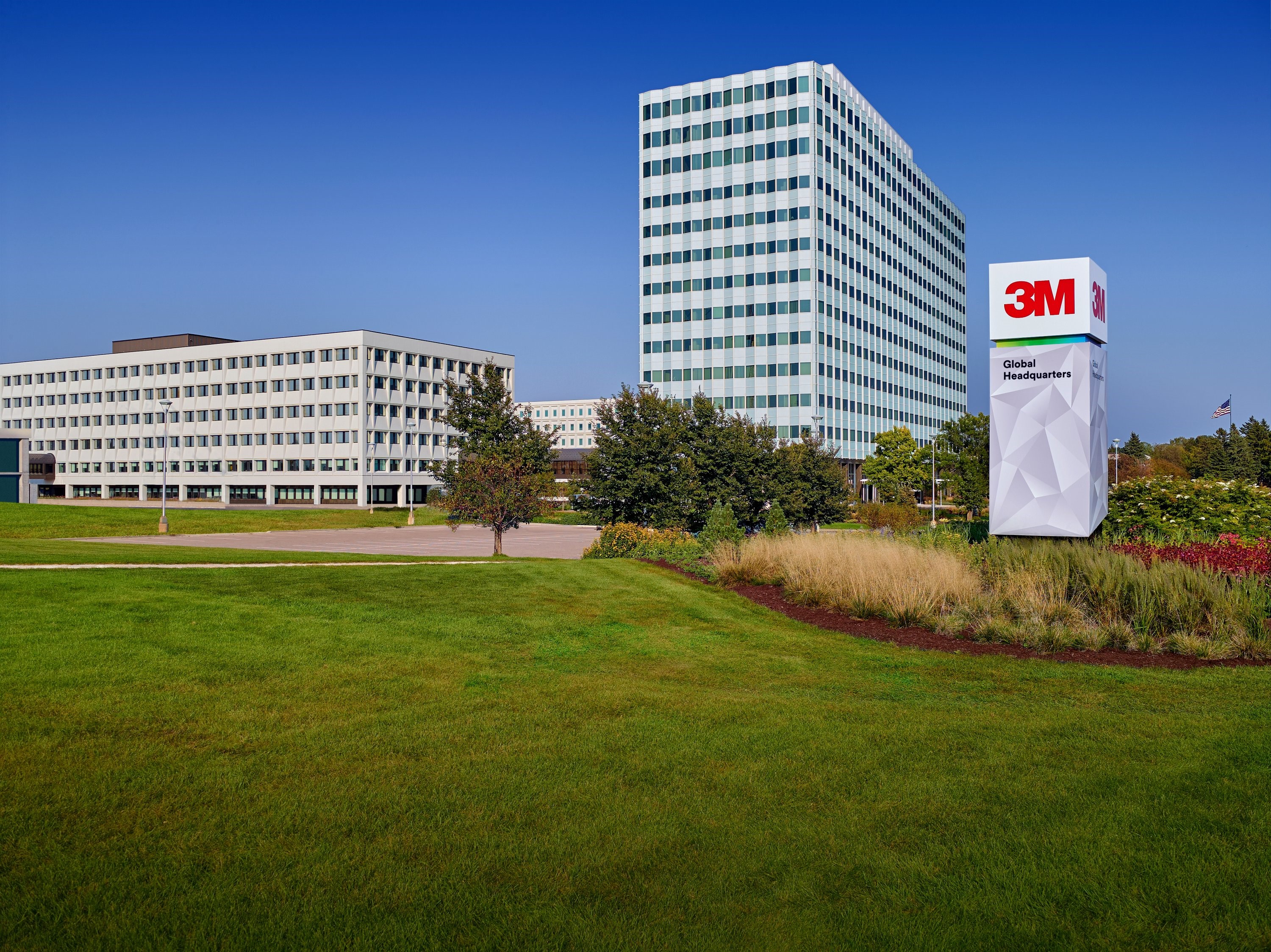Exterior view of 3M global headquarters and monument sign.